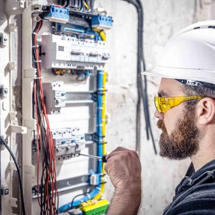 electrician-vs-hvac-technician-1024×683 electrician-vs-hvac-technician-1024x683